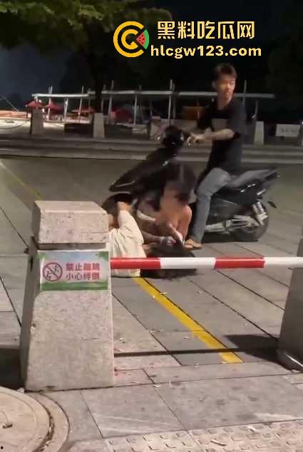 广西两精神小妹打架 大胸妹子吊带都被扒光，旁边精神小伙上去帮忙用摩托车撞 真是畜生！-4