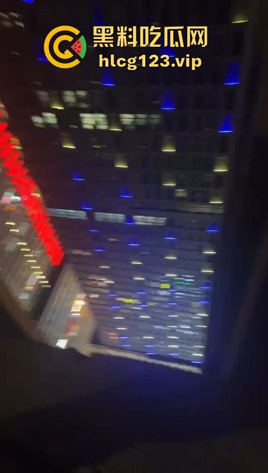 小姐姐为假金项链直播跳楼！商家不给退，网友却被她的好身材吸引！-1