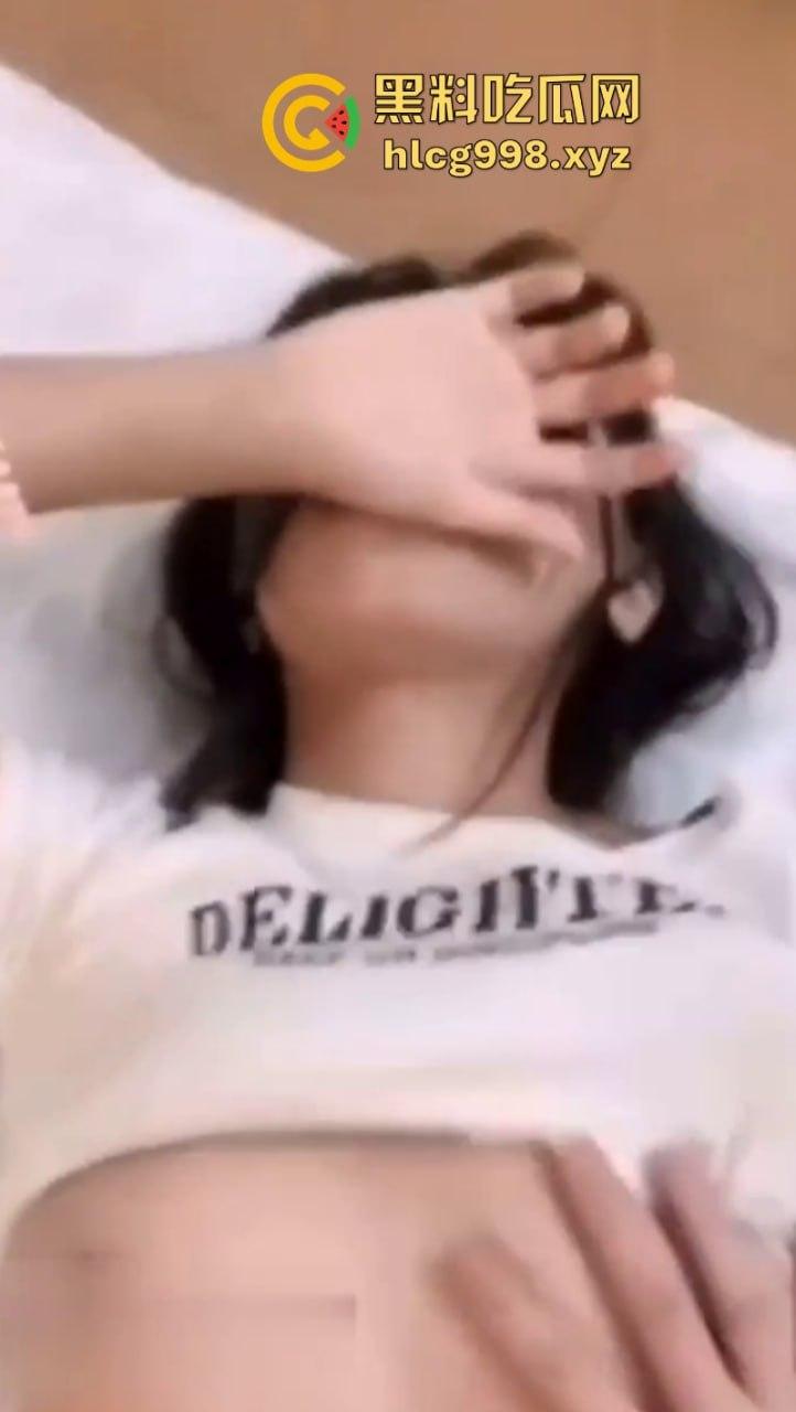 华中师范大学清纯学生妹【张静】无力偿还网贷被迫出卖自己的第一次与猥琐大叔 聊天记录破处视频曝光！-7