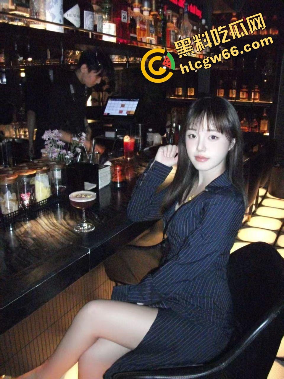 郑州顶级人妻母狗【罗悦心】骚穴夹振动棒浪叫，一字马张腿肛塞狂插，榨精颜射全程拍片，她活着就是用来操！-4