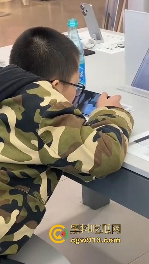 小米之家小孩哥在线看黄片！暑假快结束了赶紧来手机店看，去厕所撸小鸡鸡，不是没人告诉你看片来黑料看呀！-2