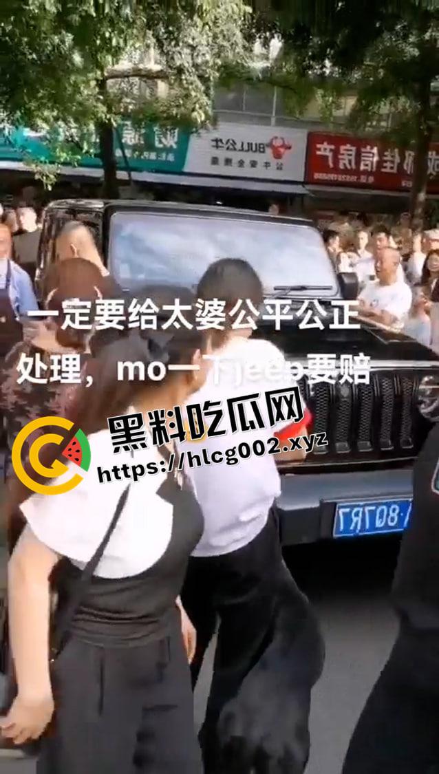 成都成化区吉普车被摸事件！小伙摸车一下被讹一万还被警察抓走 围观群众包围警察讨要说法 现场完整视频-7