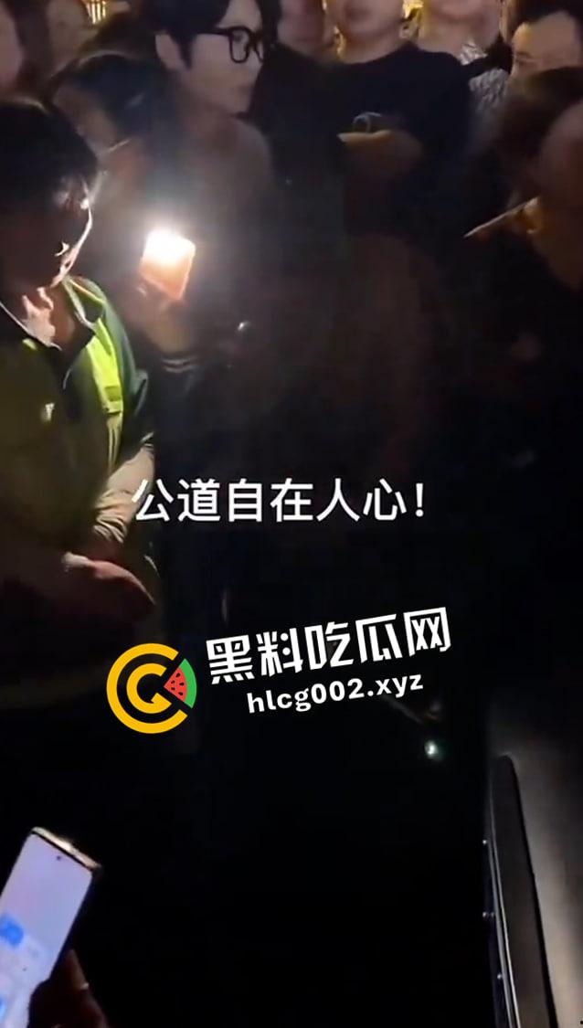 成都成化区吉普车被摸事件！小伙摸车一下被讹一万还被警察抓走 围观群众包围警察讨要说法 现场完整视频-8
