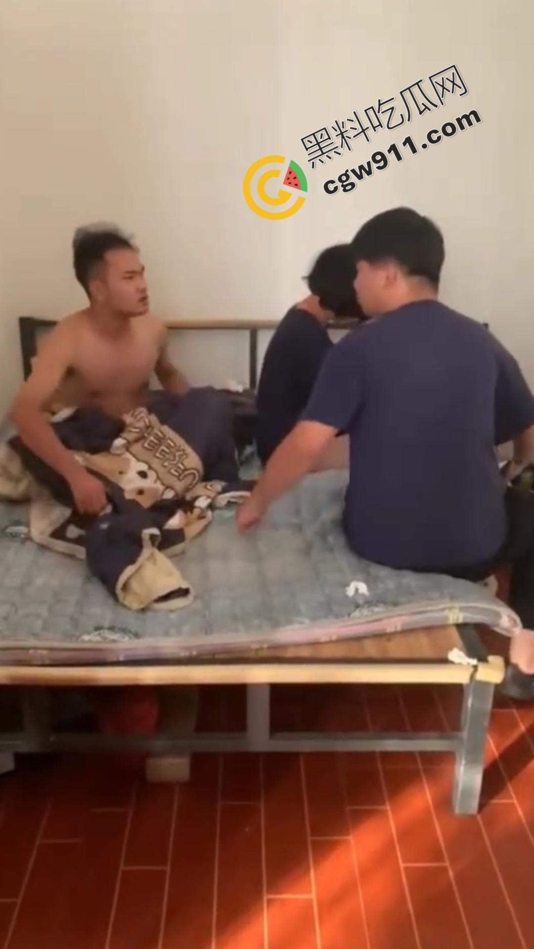 怒火狂涌男史诗级抓奸现场:女友与奸夫冷眼旁观,愤怒男子咆哮现场,网友直呼“最搞笑抓奸场面”!-4