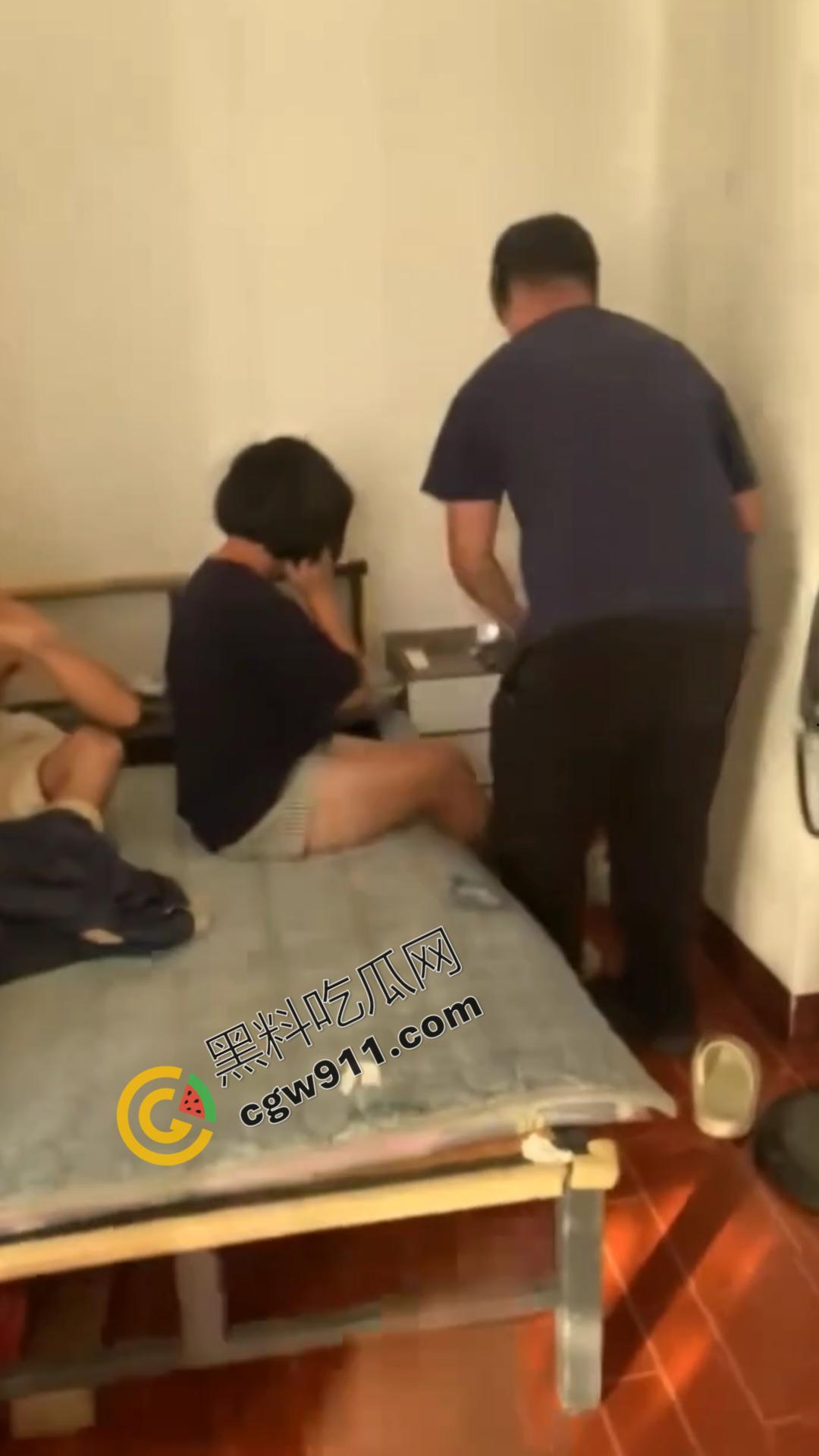 怒火狂涌男史诗级抓奸现场:女友与奸夫冷眼旁观,愤怒男子咆哮现场,网友直呼“最搞笑抓奸场面”!-5