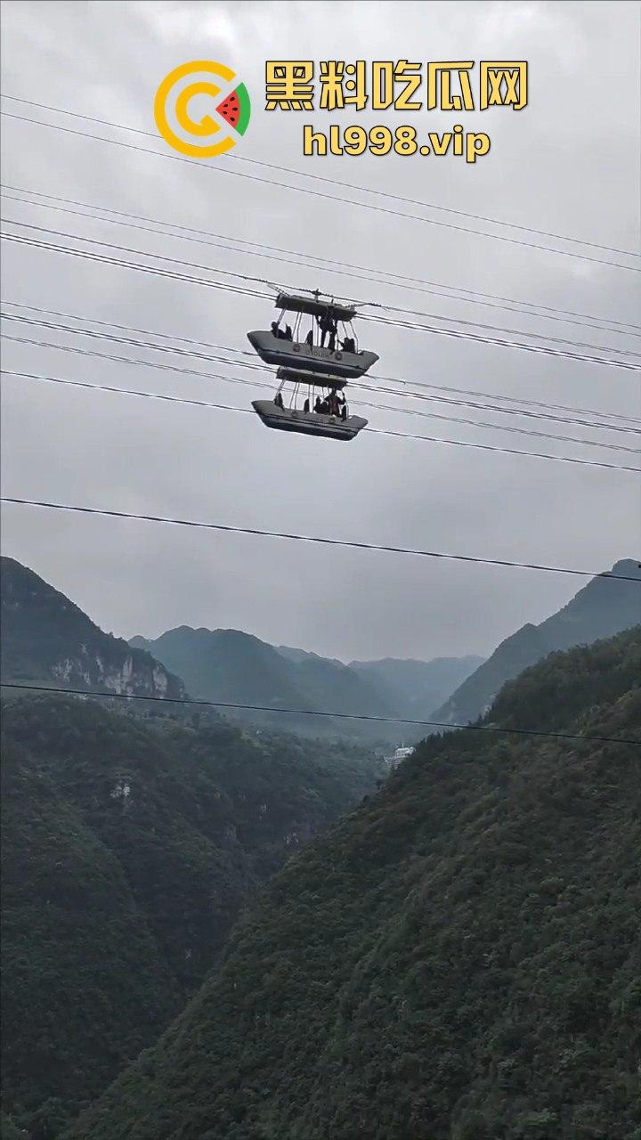 尼珠河大峡谷惊现艺高人胆大！索道上玩降落伞，伞打不开？那就是直接吃席！-7
