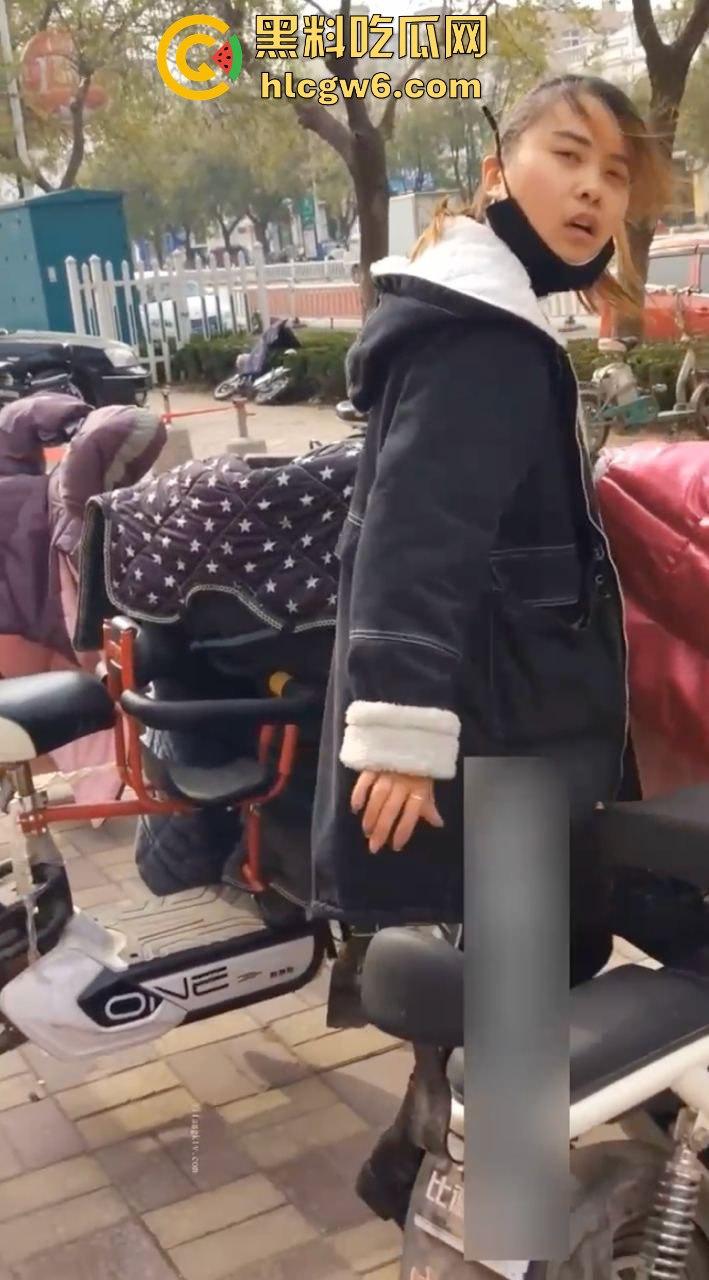 绝世老六骚出天际，躲厕所偷拍少妇方便还嘴贱嘲讽，你的逼黑得像烧焦的锅底，走夜路都能当手电筒了！-9