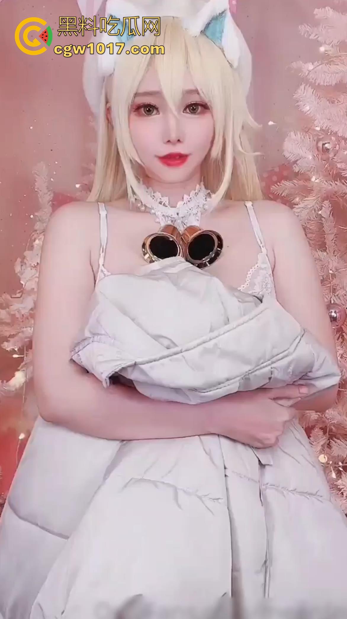 海外巨乳反差福利姬【Meenfox】大胆性感COS卢比，萝莉裙半敞露雪白深沟，道具轻刮粉鲍边缘，硬到爆的诱惑！-1