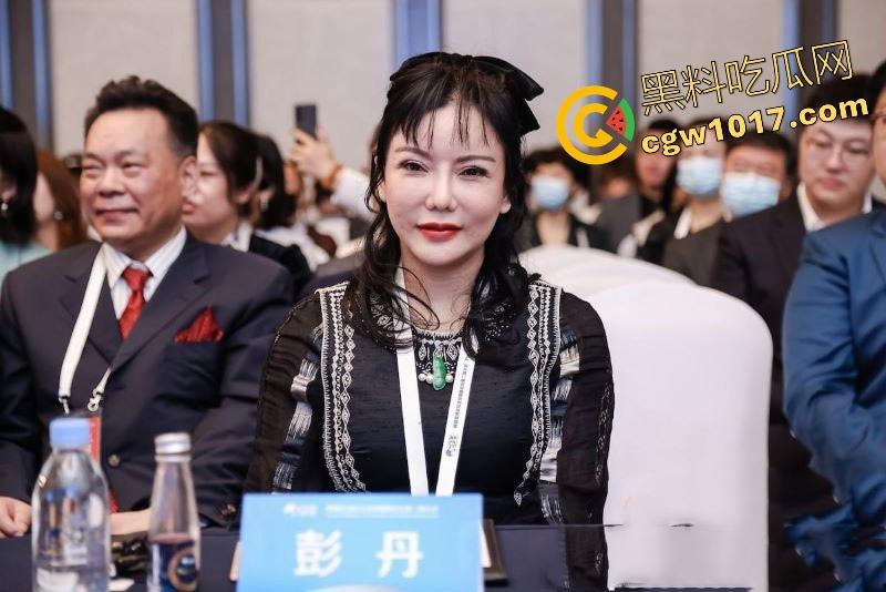 香港三级片女王【彭丹】靠着36F大奶一脱成名，如今天当上了干部，中国影视从此少了一位三级片女王，又多了位无关紧要的院长！-5