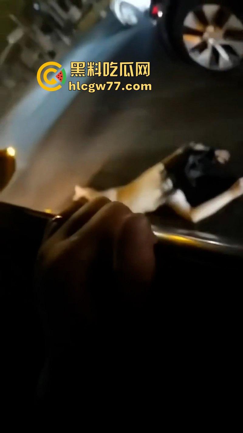 小情侣街上吵架女子一言不合便脱衣服裸奔，裸体躺在马路中间装死，这样爱裸奔的毛病都是谁惯的！-4