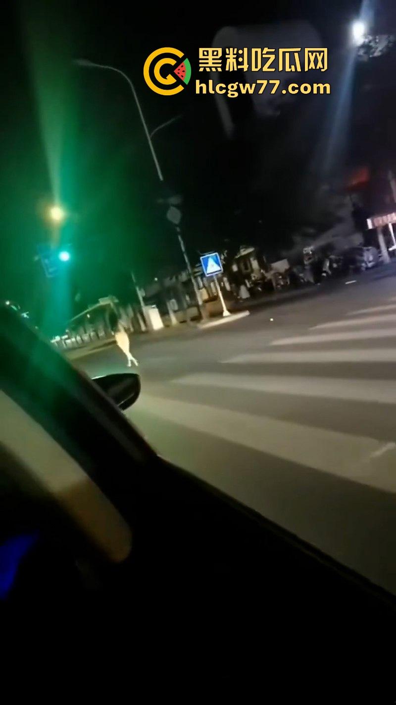 小情侣街上吵架女子一言不合便脱衣服裸奔，裸体躺在马路中间装死，这样爱裸奔的毛病都是谁惯的！-6