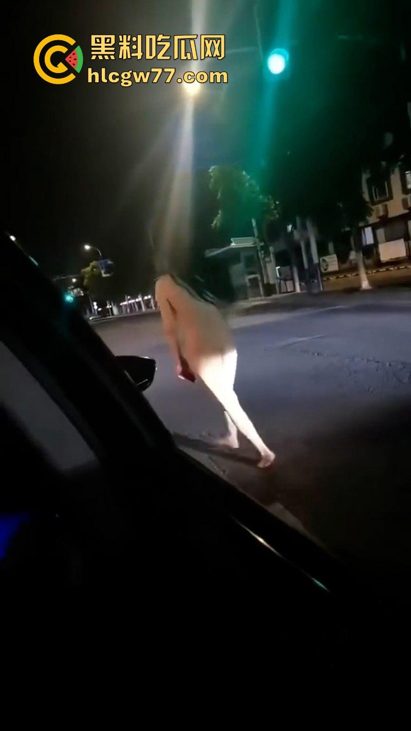 小情侣街上吵架女子一言不合便脱衣服裸奔，裸体躺在马路中间装死，这样爱裸奔的毛病都是谁惯的！-7