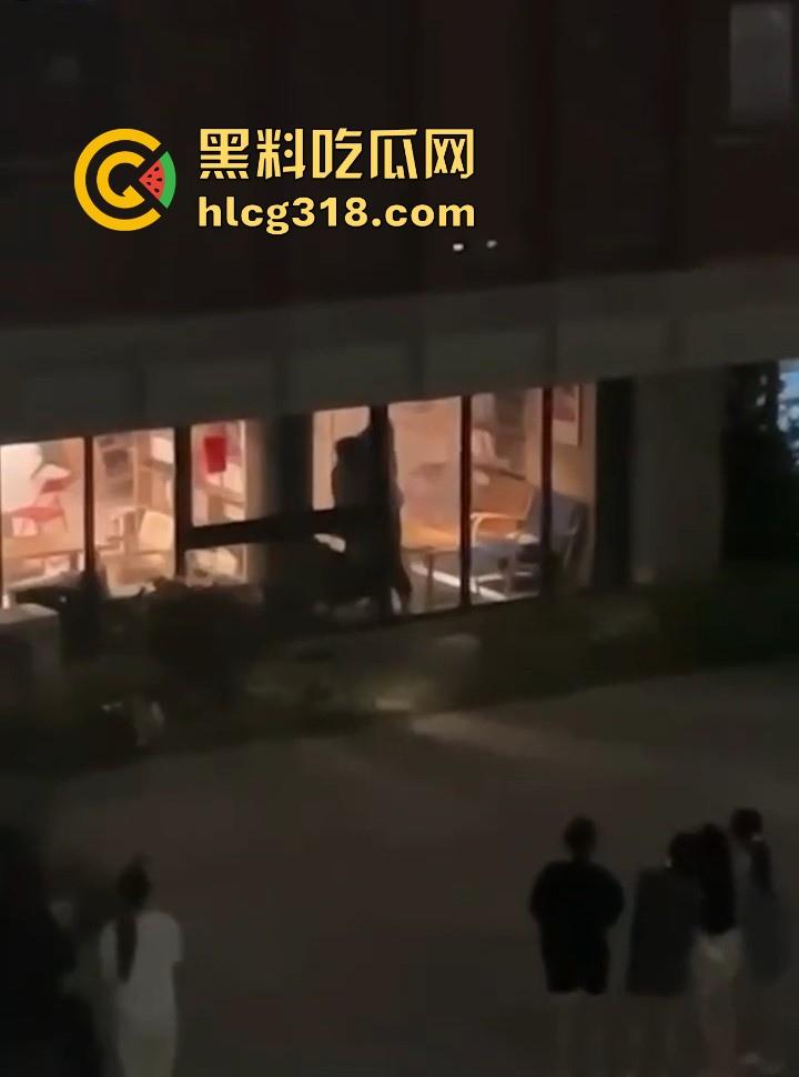 福建平潭职高情侣图书馆角落激情做爱，里面激情诱惑，外面群众吃瓜，直接社死当场！-5