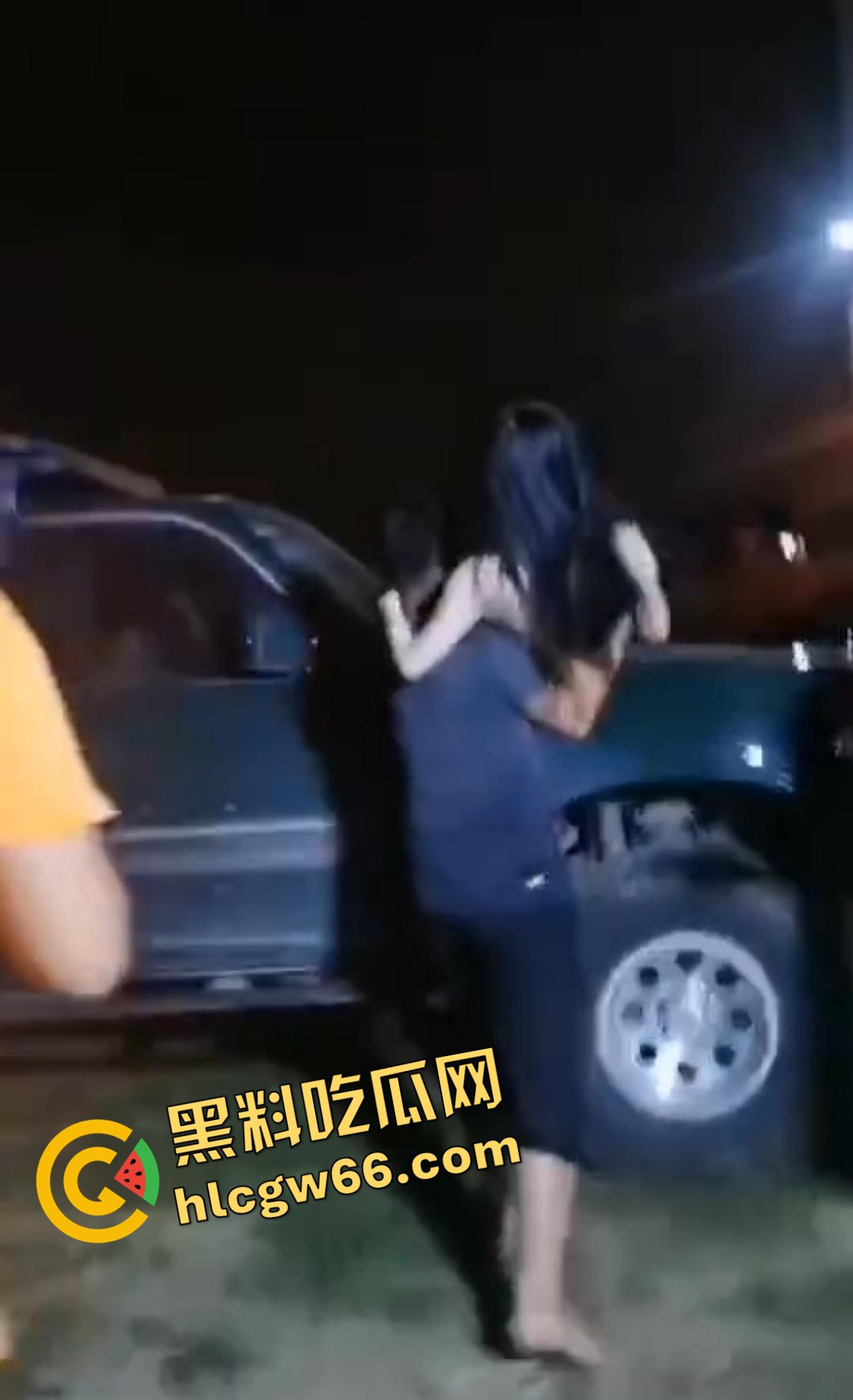 看完这场车友会直接原地升天，一群比基尼嫩模车顶扭屁股跳骚舞，屁股扭得像装了发动机，场面淫得离谱！-5