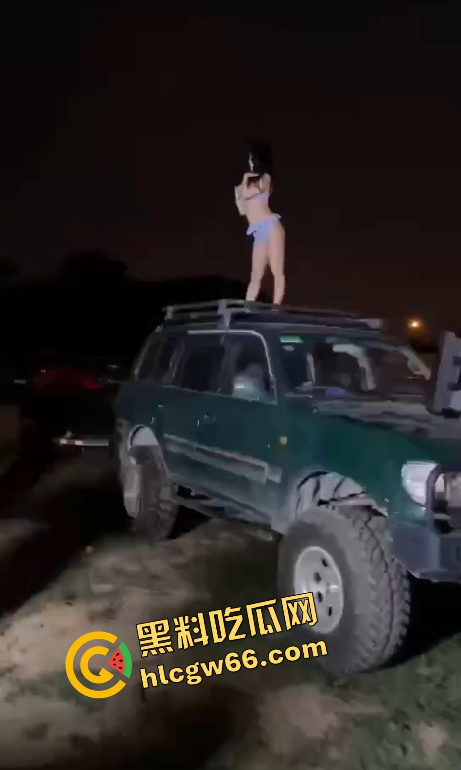 看完这场车友会直接原地升天，一群比基尼嫩模车顶扭屁股跳骚舞，屁股扭得像装了发动机，场面淫得离谱！-11