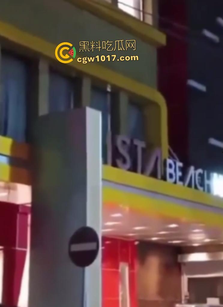 河南洛阳老王偷情被原配抓包，变猴子飞檐走壁抓电线逃阳台险些露牛子，一跳下来观众蜂拥围堵，老王这回你惨了！-1