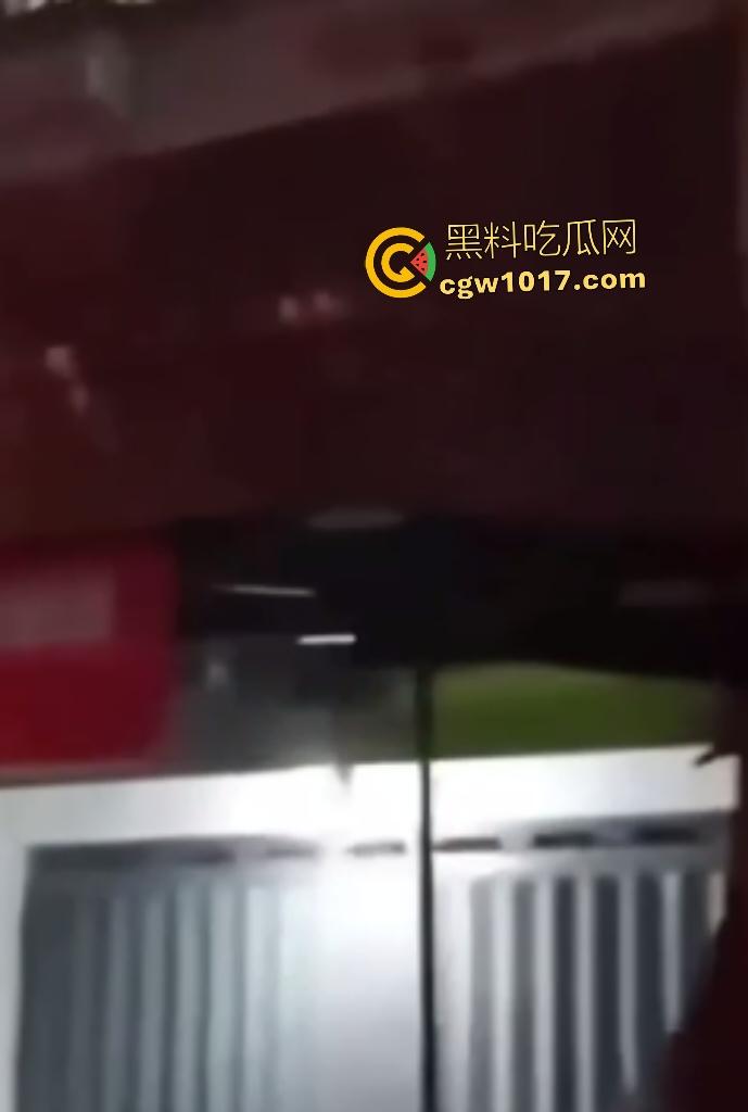 河南洛阳老王偷情被原配抓包，变猴子飞檐走壁抓电线逃阳台险些露牛子，一跳下来观众蜂拥围堵，老王这回你惨了！-8