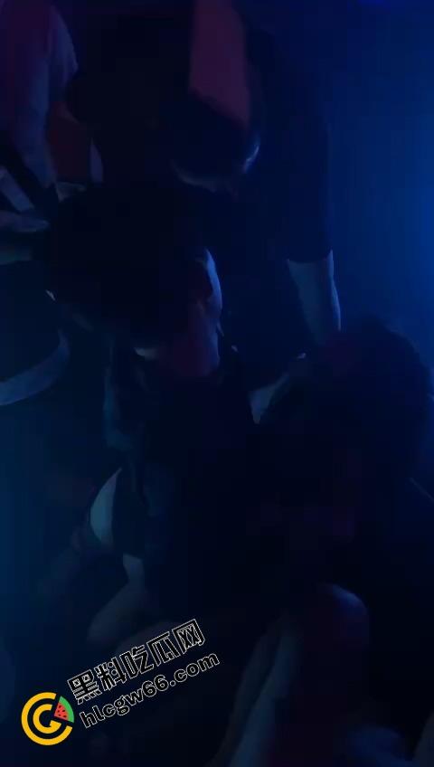 酒吧骚鸡骚鸭酒吧接头,骚鸭穿三角内裤黑丝在小仙女身上蹭到发烫,小姑娘笑疯了今晚不回家了!-3