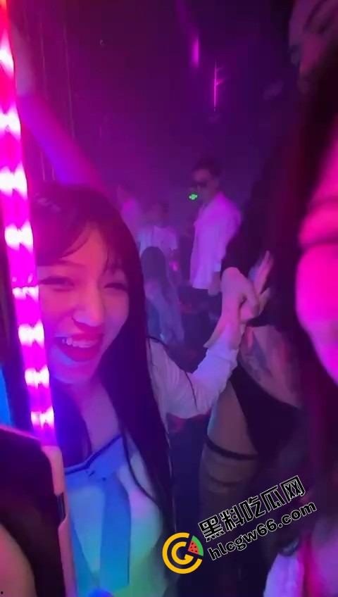 酒吧骚鸡骚鸭酒吧接头,骚鸭穿三角内裤黑丝在小仙女身上蹭到发烫,小姑娘笑疯了今晚不回家了!-7