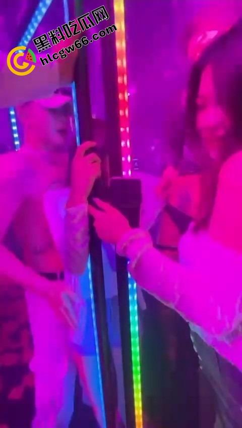 酒吧骚鸡骚鸭酒吧接头,骚鸭穿三角内裤黑丝在小仙女身上蹭到发烫,小姑娘笑疯了今晚不回家了!-9