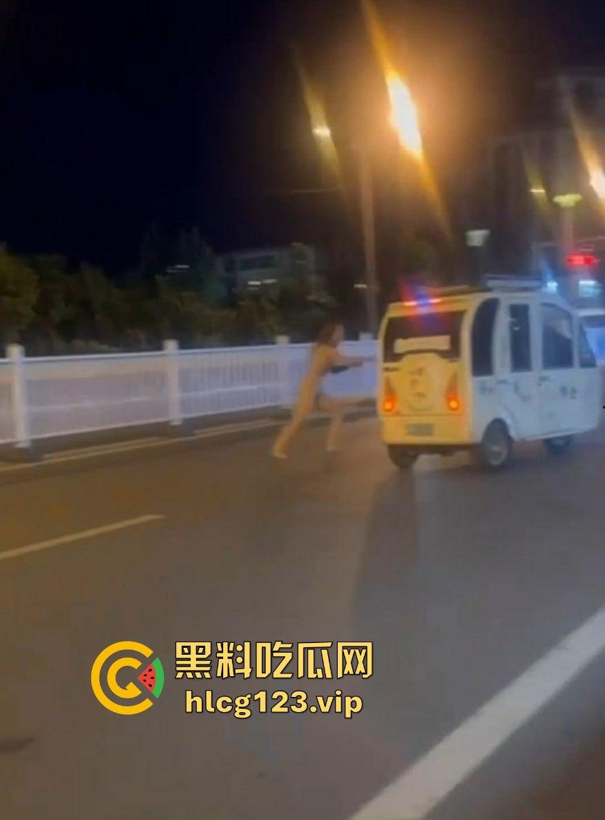 河北邢台快手网红吴媛媛吸毒后大街裸奔！性感长腿翘臀，精神小妹彻底玩嗨学狗爬行！-5