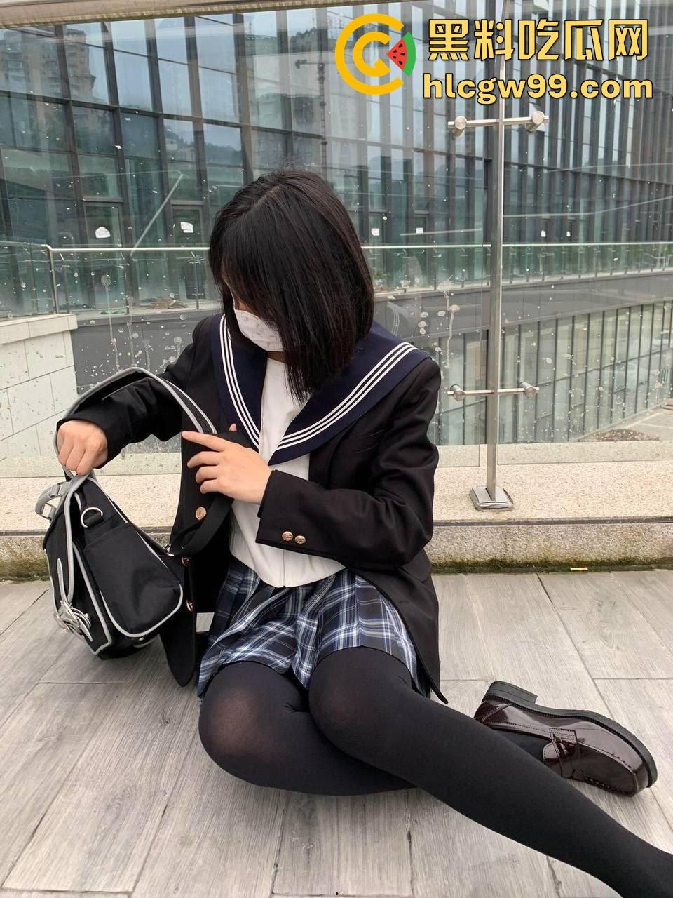 江西短发萌妹【孙怡】私密照疯传，掰穴露骚逼给男友拍，学校学霸家里宝，清纯小处女实际逼都黑了！-2