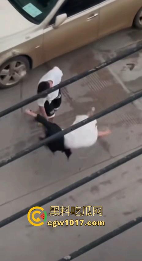 街头白衣猛男当街暴打短裙少妇，猛扯白裙少妇，直接一个过肩摔，把人摔得狗吃屎一样，手中钱散落街头！-4