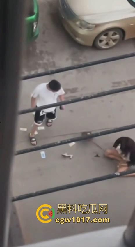 街头白衣猛男当街暴打短裙少妇，猛扯白裙少妇，直接一个过肩摔，把人摔得狗吃屎一样，手中钱散落街头！-6