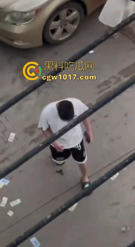 街头白衣猛男当街暴打短裙少妇，猛扯白裙少妇，直接一个过肩摔，把人摔得狗吃屎一样，手中钱散落街头！-10