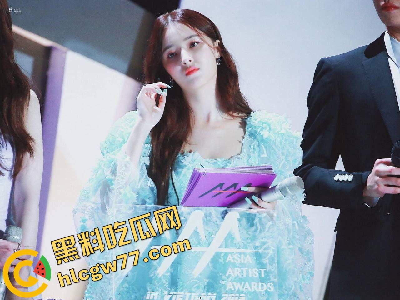 韩国女团MOMOLAND李承利后台换衣被偷拍!白奶粉腿全曝光,隐私泄得比舞台还骚!-1