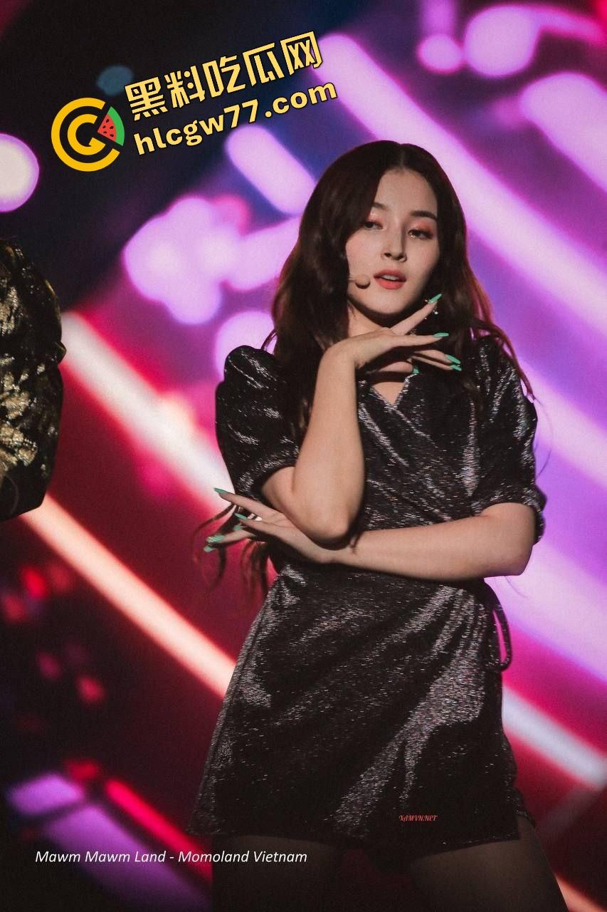 韩国女团MOMOLAND李承利后台换衣被偷拍!白奶粉腿全曝光,隐私泄得比舞台还骚!-4