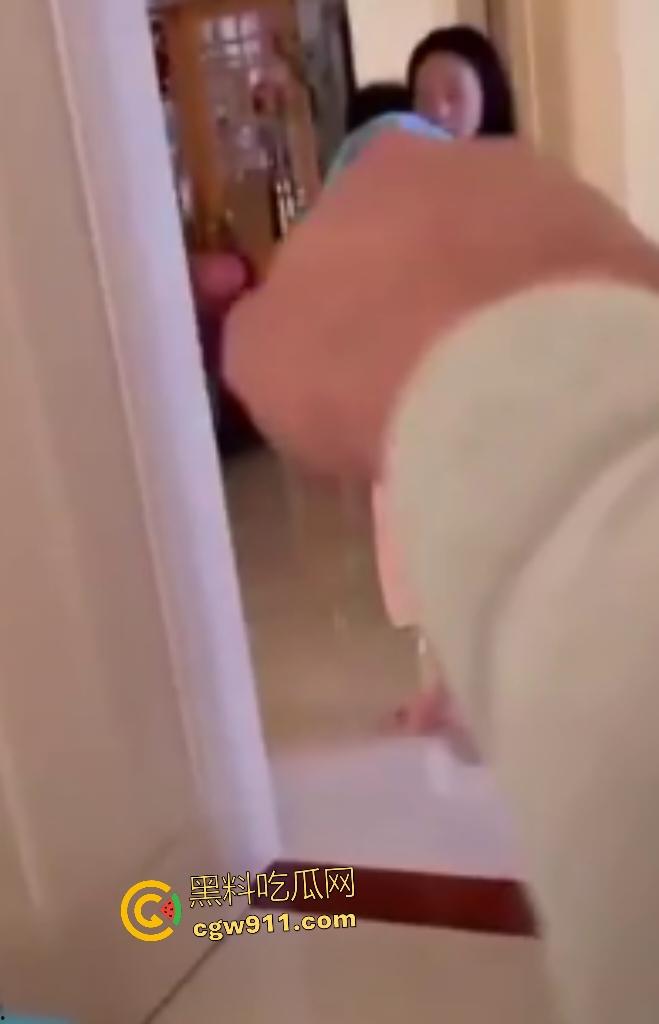 广东水管工小三修水龙头，修到床上操人妻，丈夫出门又返回家中抓奸情，老婆抱着儿子偷情被骂贱货！-3