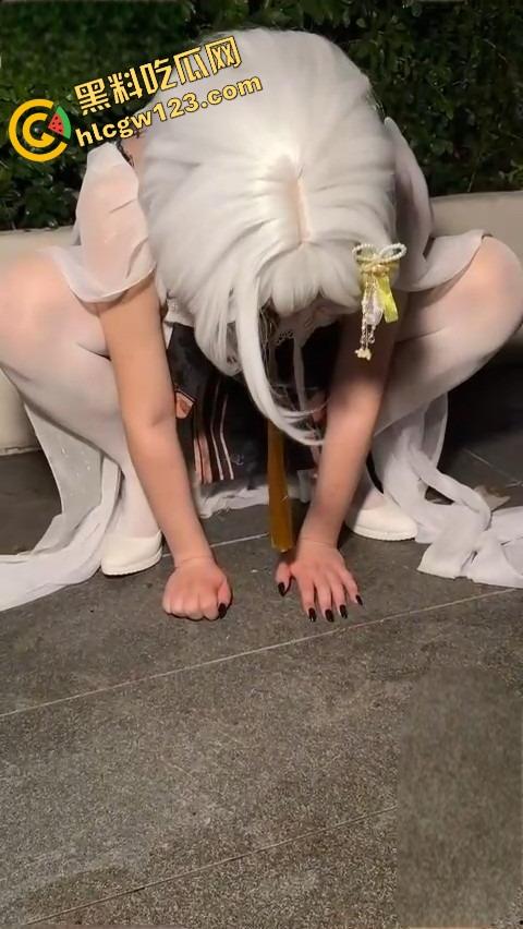 现在的漫展成了低配妓展？衣服遮逼就算COS，长相不够露点来凑，各种骚拍只求脖子以下别露脸！-13