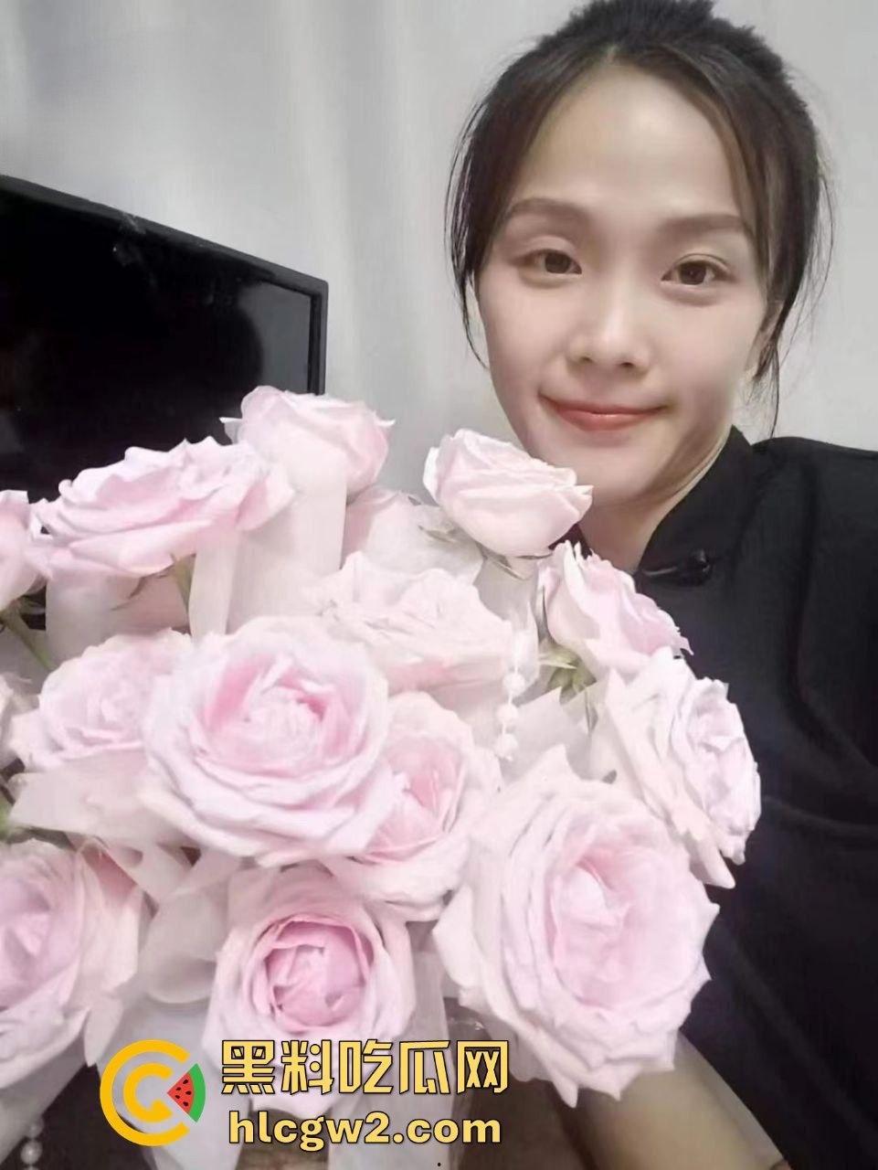 福建【郑雨桐】人妻反差震惊众人 表面端庄贤惠 私下性瘾超大 天天背着老公出去当出轨母狗！-8