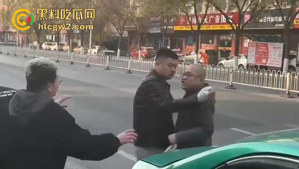 银川出租车司机遇精神小伙不给钱还学狗叫 司机气到差点拔刀 三小伙这次真是作到头了！-8