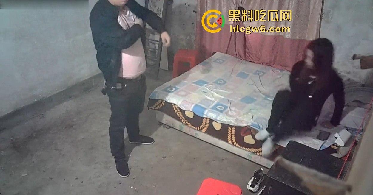 监控偷拍曝光 站街女怒接小鸟胖男百元一炮 75下秒完 平均每下1块3 兄弟真是按秒计费的性价比之王！-1