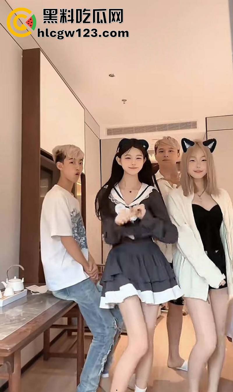 抖音颜值女神【诗颖】翻车，和闺蜜一起在酒店被小黄毛群p，身高腿长颜值清纯，私下竟这么骚！-7