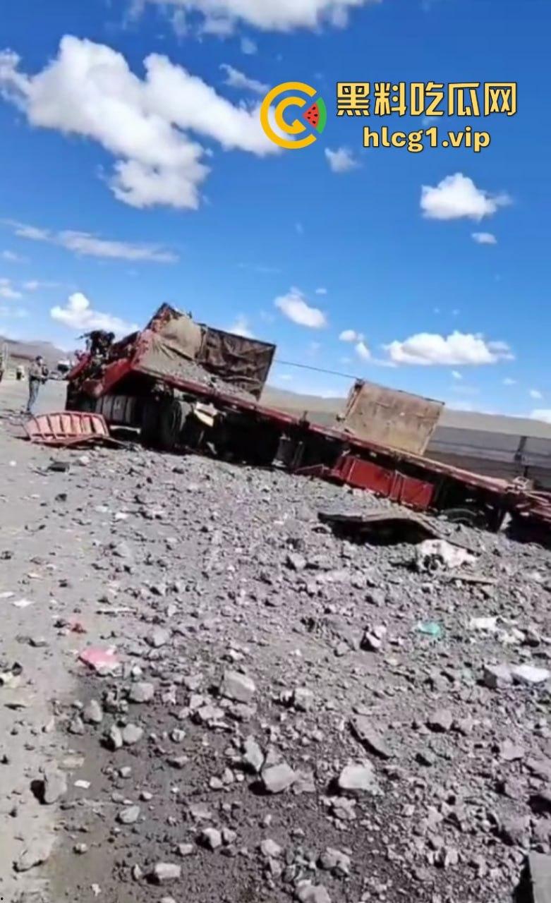 让人揪心！宁夏到西藏安多山高速公路发生惨烈事故 挂车相撞现场一片狼藉-2
