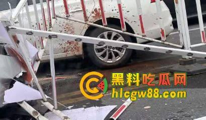 汕头金沙公园惊现飞人现场，尼桑司机神操作，一脚油门把人撞飞五六米，现场目击者吓懵！-2