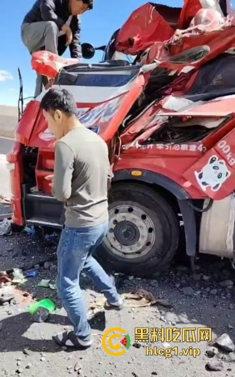 让人揪心！宁夏到西藏安多山高速公路发生惨烈事故 挂车相撞现场一片狼藉-9