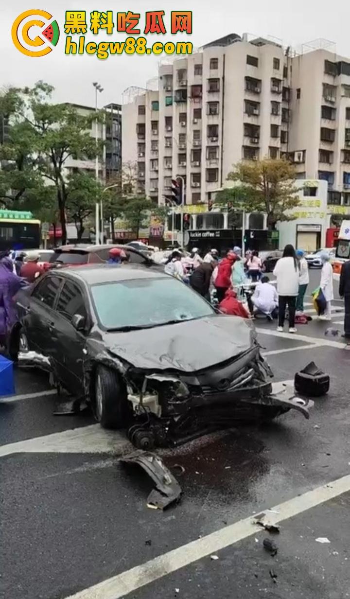 汕头金沙公园惊现飞人现场，尼桑司机神操作，一脚油门把人撞飞五六米，现场目击者吓懵！-8