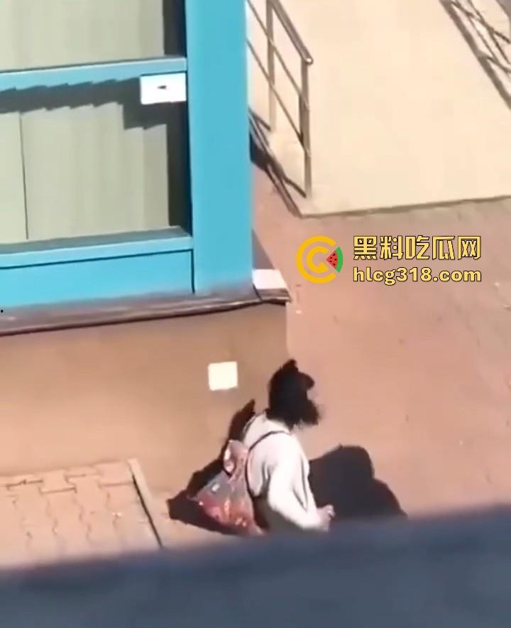 欧美大洋妞街上在线抠逼，不明原因的阴道瘙痒，眼看四下无人脱掉裤子自行止痒！-5