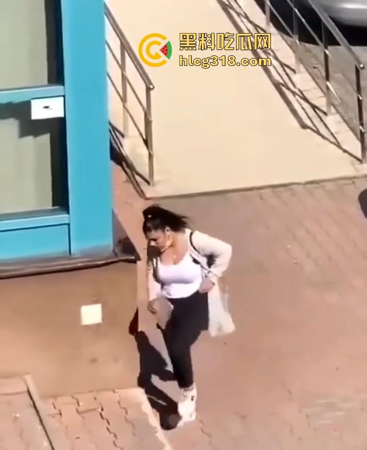 欧美大洋妞街上在线抠逼，不明原因的阴道瘙痒，眼看四下无人脱掉裤子自行止痒！-10