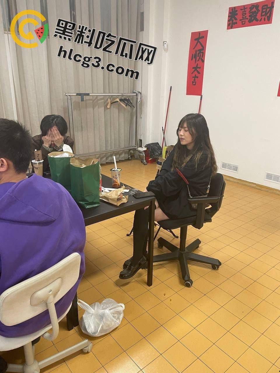 博洛尼亚大学高颜值留学生『阮如意』回国被迷奸，玩具塞逼的羞耻丑闻曝光-11