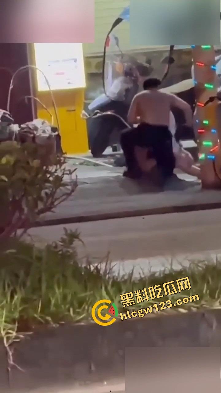 成都街头全裸游街，小仙女争吵气疯脱光逼毛迎风乱飘，路人目睹全程，男友吓跪喊妈！-4