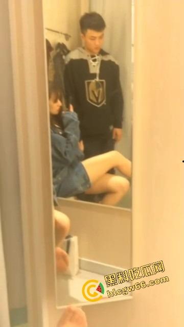 现在的小情侣是人干的事儿吗？HM试衣间直接开吃鸡，小嘴含着含着就口爆了，服了这代年轻人！-2