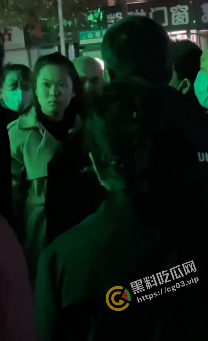 咆哮姐 携父勇闯红灯 趾高气昂大骂路人  舌战群儒 气势磅礴 狗见了都要绕道-5