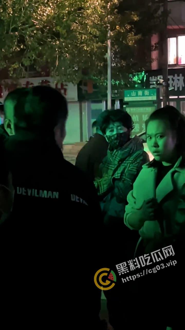 咆哮姐 携父勇闯红灯 趾高气昂大骂路人  舌战群儒 气势磅礴 狗见了都要绕道-6