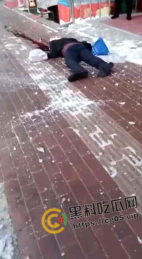 哈尔滨再现夺命冰溜子！屋顶凝结的巨大冰溜把路人头部直接刺穿 血溅了一米远 现场监控画面流出 太吓人了-5