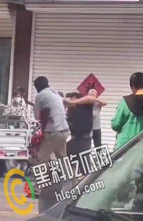 真男人只用拳头解决问题，河北石家庄赞皇街头上演两男子肉搏战 白衣男子被打得血都喷出来了还能再战-3